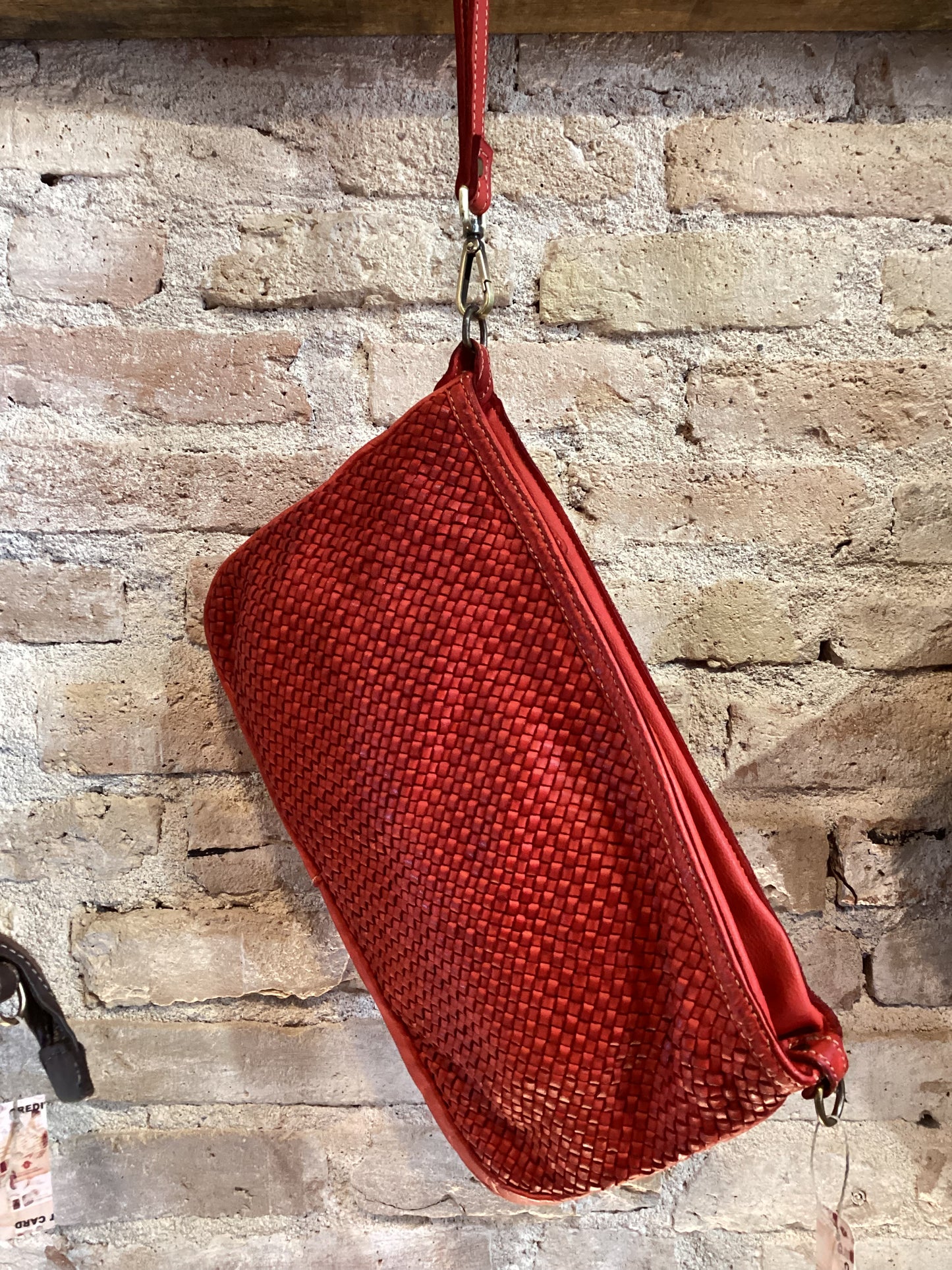 V047 INT Red