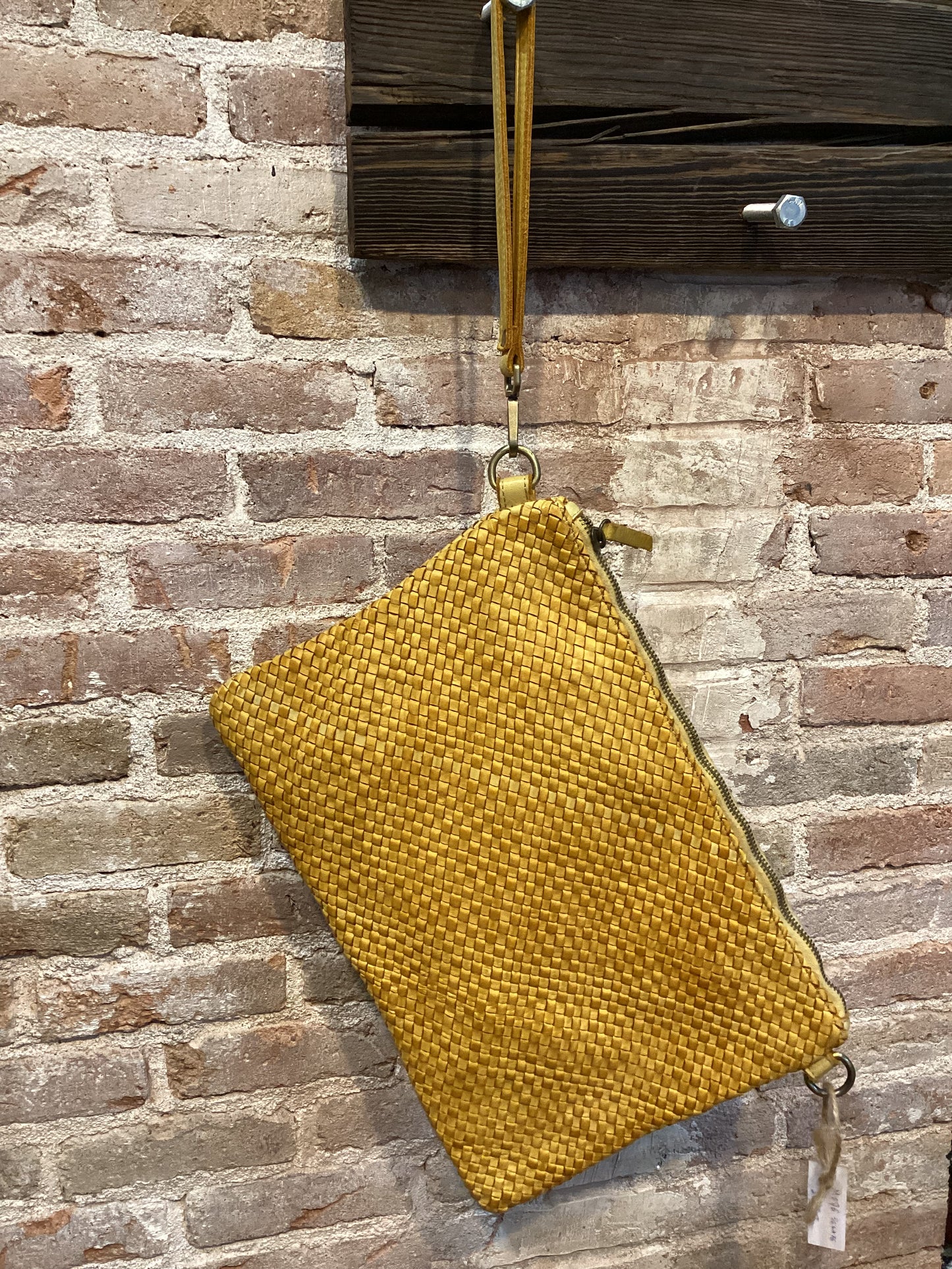 M076 yellow